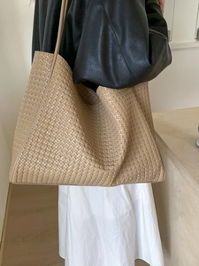 Grand sac fourre-tout tissé beige avec motif à chevrons classique pour la mode féminine