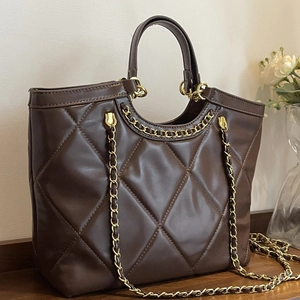 Grand sac cabas matelassé marron foncé avec coutures losanges et chaîne dorée