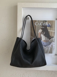 Grand sac cabas noir tissé avec fines bandoulières en cuir au style vintage minimaliste