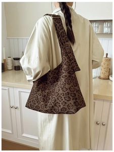 Large leopard print tote bag for women with hobo shoulder strap in autumn casual style