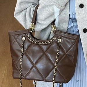 Sac fourre-tout matelassé marron foncé avec chaîne dorée pour femmes actives