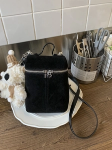 Retro schwarze Handtasche aus mattem Wildleder mit silbernem Reißverschluss und Trageriemen