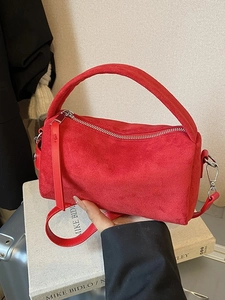 Borsa a bauletto vintage in camoscio rosso con dettagli argento per stile a tracolla