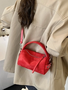 Borsa Boston in pelle scamosciata rossa da donna abbinata a un trench kaki elegante