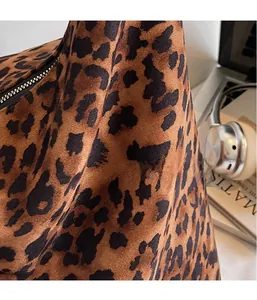 Gros plan du sac seau à imprimé léopard avec texture daim douce et détails de la fermeture