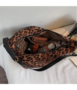Vue intérieure du sac seau léopard avec doublure rayée et grande capacité de rangement