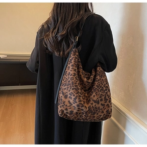 Vue détaillée du sac hobo léopard porté par un mannequin montrant sa grande capacité