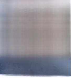 Detailaufnahme der blauen Nylon-Struktur und braunem Lederbesatz mit Logo-Prägung