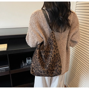 Vue détaillée du sac seau à imprimé léopard avec grande capacité pour un usage quotidien