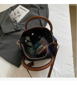 Draufsicht auf die Nylon-Beuteltasche mit großem Innenraum und täglichen Utensilien