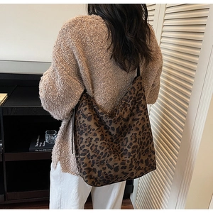 Vue latérale d'un grand sac cabas à imprimé léopard dans les tons marron et noir