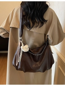 Dunkelbraune Retro-Hobo-Tasche mit großem Fassungsvermögen, Kette und Plüschanhänger