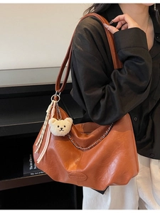 Große Retro-Tragetasche in Braun mit Kettenträger und Teddybär-Anhänger für Damen