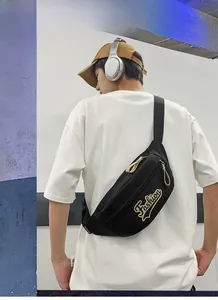 Détail du sac de poitrine en toile noire avec patch Fashion jaune et boucle réglable