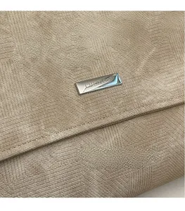 Makroaufnahme der Twill-Stoffstruktur und silbernen Logo-Hardware der eleganten Umhängetasche