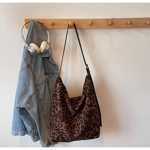 Détail macro du tissu en faux suède léopard et design spacieux du sac Hobo pour femmes