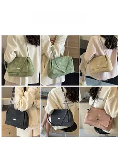 Collage schicker Umhängetaschen mit Kette in Grün, Khaki, Schwarz und Braun Mattleder
