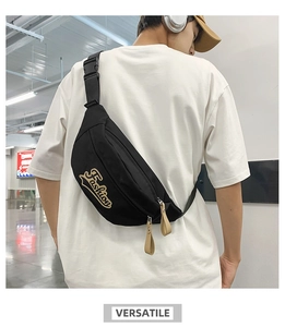 Gros plan du sac de poitrine en nylon noir avec double fermeture éclair et lettrage mode
