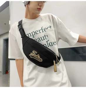 Détail du sac bandoulière en toile noire avec broderie Fashion et tirette en cuir kaki