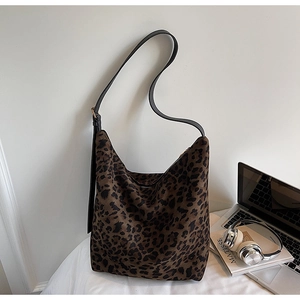 Détail du sac hobo léopard avec bandoulière en cuir réglable et boucle dorée chic