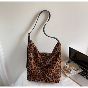 Détail du sac hobo à imprimé léopard avec une fine bandoulière en cuir noir élégante
