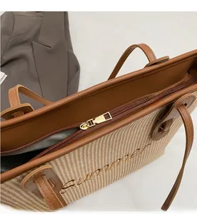 Detail der Summer Bestickung auf gewebter Tragetasche mit Reißverschluss und Lederbesatz