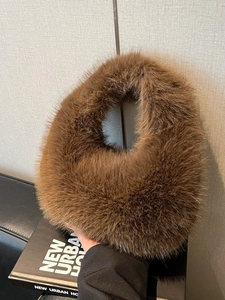 Women Faux Fur Hobo Handbag Fashion Plush Tote Bag Soft Winter Warm Handbag Solid Color Dumpling Shape Bag Stylish Clutch
