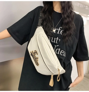 Détail du sac de poitrine blanc avec broderie élégante et tirette de fermeture en cuir