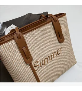 Nahaufnahme der gewebten Tragetasche mit Summer Stickerei und braunem Ledergriff Detail
