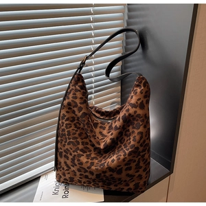 Détail du sac hobo à imprimé léopard en faux daim avec bandoulière noire réglable et zip