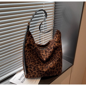 Vue détaillée du sac à main léopard avec texture en fausse fourrure et lanière en cuir