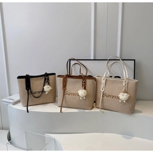 Drei gewebte Sommer-Tote-Bags in Schwarz, Braun und Beige mit Plüschschaf-Anhängern