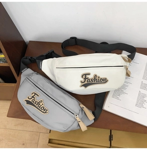 Détail de sacs de poitrine sportifs blancs et gris avec patchs Fashion sur bois