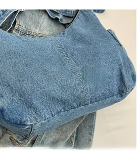 Gros plan sur le tissu denim délavé bleu avec des détails de double couture robustes