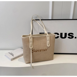 Detail der Summer-Stickerei auf großer Stroh-Tote-Bag mit cremefarbenen Ledergriffen