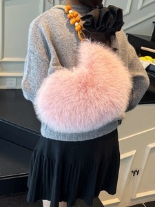 Bolso de hombro de piel sintética rosa en forma de corazón con asa de cuentas