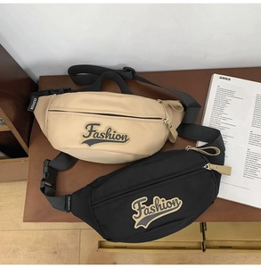 Détail de sacs bandoulière en nylon modernes beige et noir avec patchs brodés Fashion