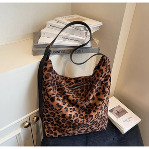 Détails du sac seau à imprimé léopard avec bandoulière en cuir dans un décor moderne