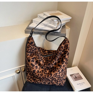 Vue détaillée du sac hobo à imprimé léopard avec bandoulière en cuir et style rétro