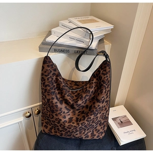 Gros plan d'un sac cabas imprimé léopard avec une texture en daim synthétique de qualité