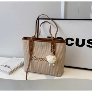 Detail der gewebten Tragetasche mit braunem Lederbesatz und Summer-Stickerei und Schaf