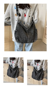 Détail du sac bandoulière en denim gris foncé montrant sa grande capacité et son aspect vintage