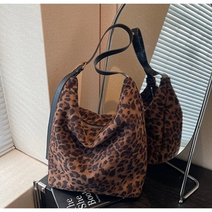 Détail du sac seau à motif léopard avec texture en daim et bandoulière en cuir