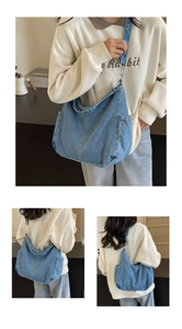 Vue macro détaillée du sac hobo en jean délavé bleu avec bandoulière large et boucle argentée