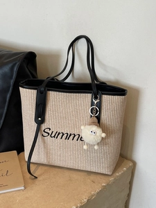 Große beige geflochtene Strohtasche mit schwarzen Ledergriffen und Summer-Aufdruck
