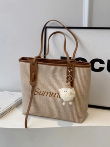 Große geflochtene Strohtasche mit Summer-Stickerei und Schaf-Anhänger für den Strand