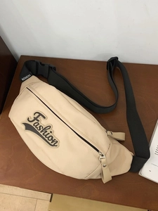 Sac banane en nylon beige avec écusson Fashion sur fond en bois pour hommes et femmes