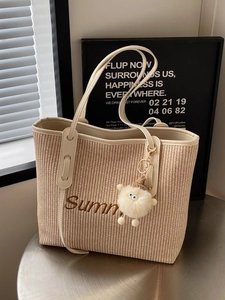 Große beige geflochtene Tragetasche mit Summer-Stickerei und Plüschtier für den Strand