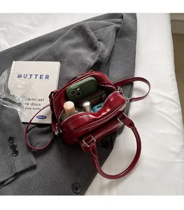 Interno spazioso della borsa in pelle cerata rossa con telefono e cosmetici