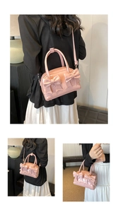 Detalle de bolso rosa con lazos en cuero brillante y diseño de bolso estilo Boston chic